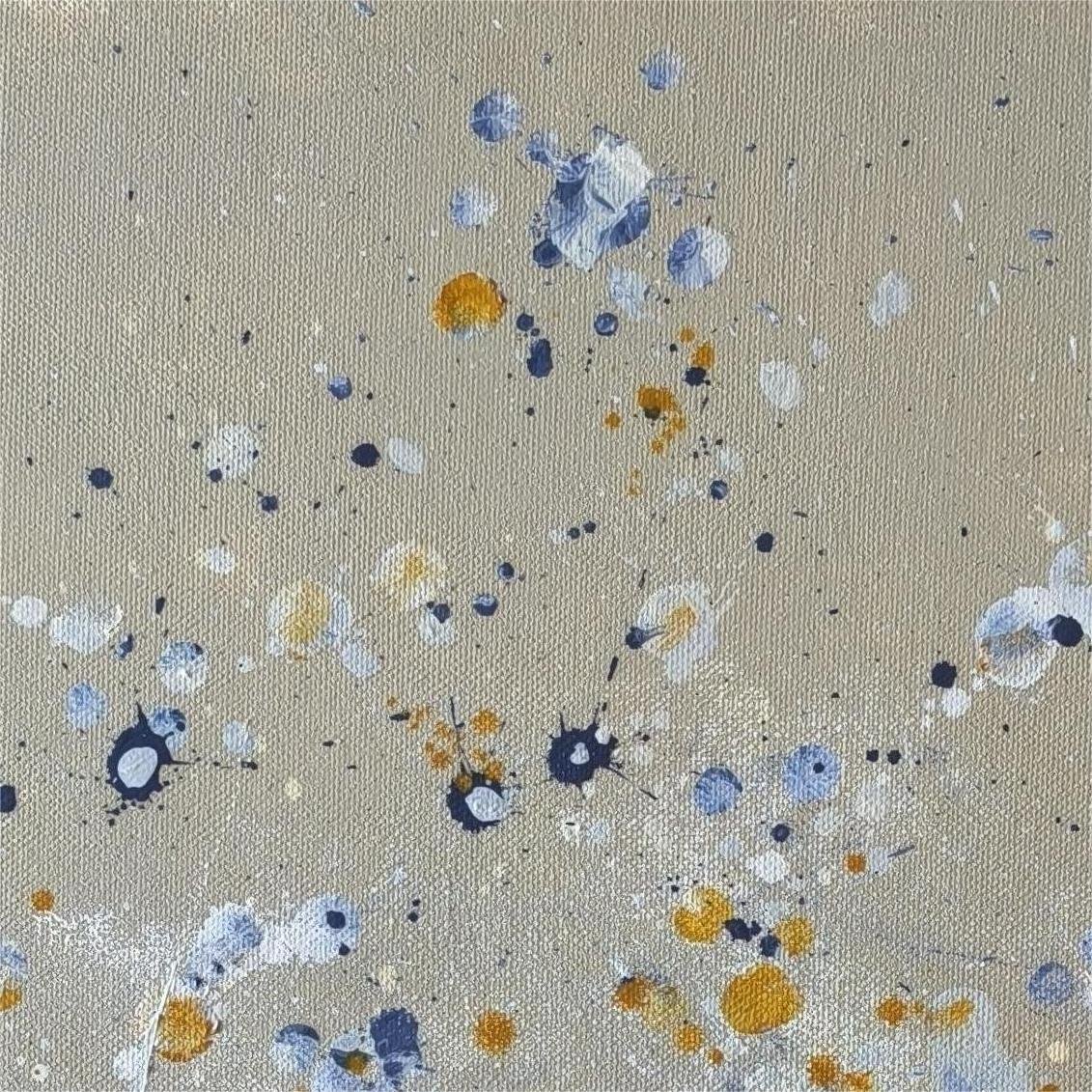 Paveikslo "Kelionė kartu" detalė – mėlynų, baltų ir aukso spalvų dažų purslai ant smėlio spalvos drobės, rankų darbo akrilo technika