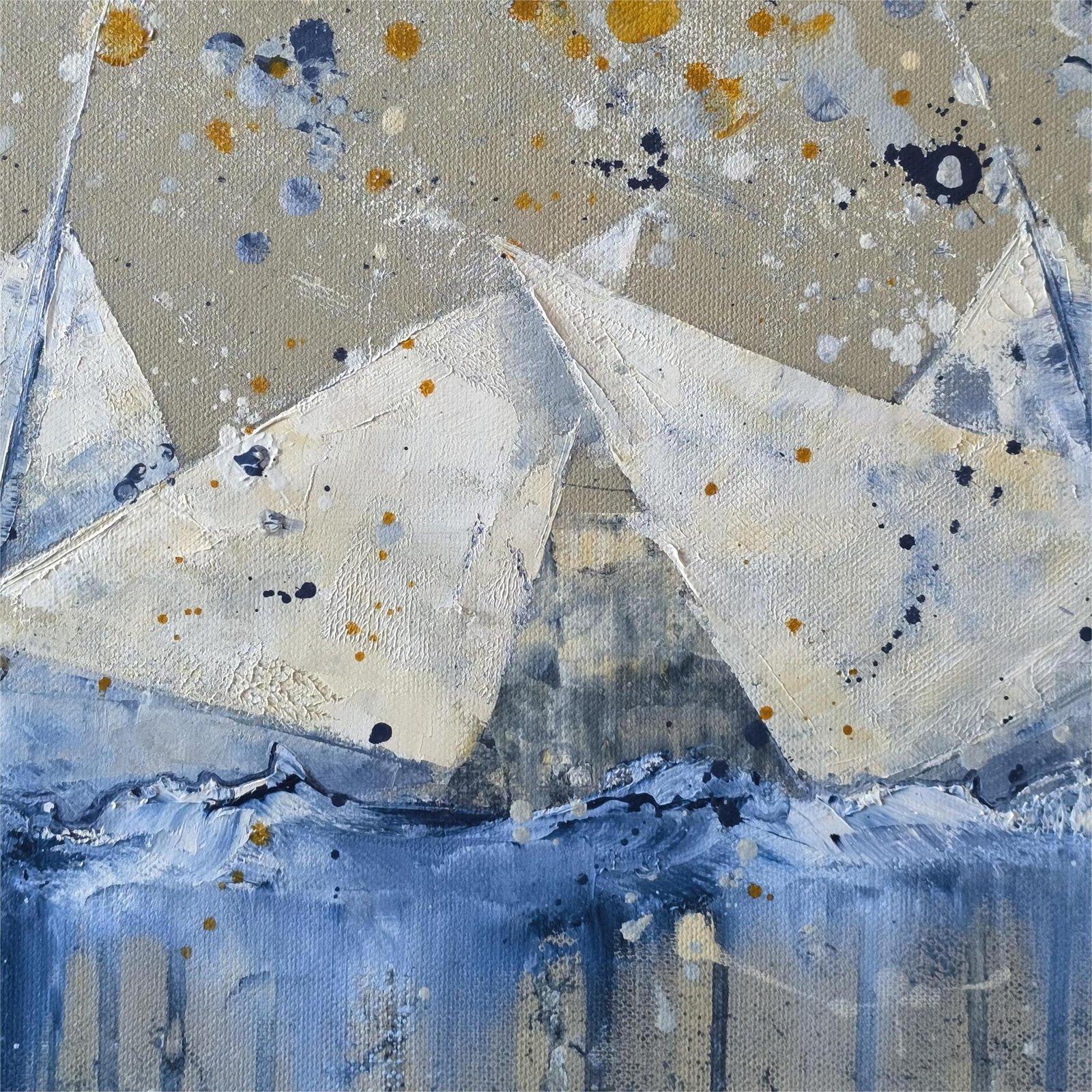 Paveikslo "Kelionė kartu" detalė – faktūriniai balti popierinių laivų siluetai mėlynose bangose, aukso dažų purslai, akrilo technika ant drobės