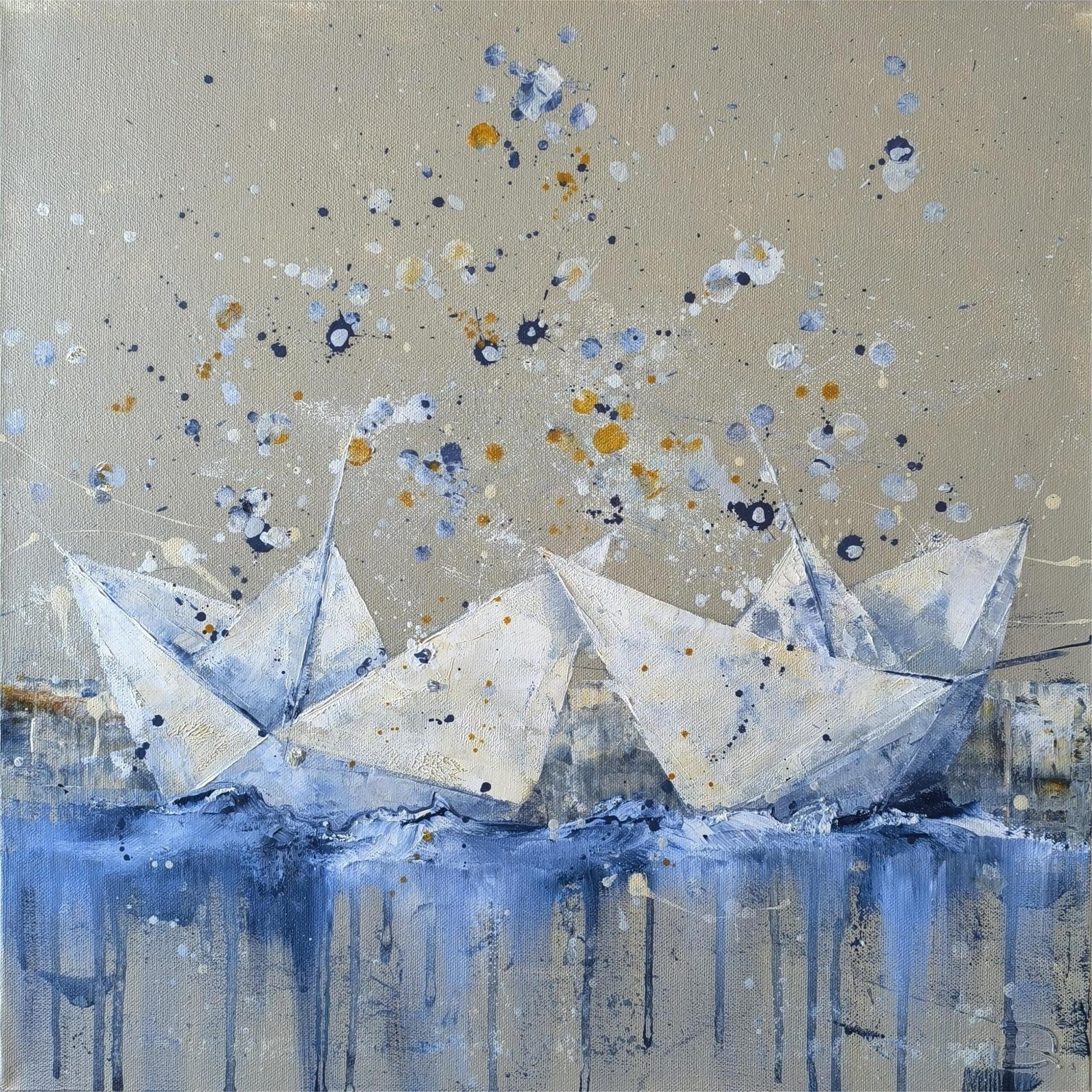 Originalus paveikslas ant drobės "Kelionė kartu" – trys balti popieriniai laivai mėlynose bangose su aukso ir mėlynų dažų purslais, 50x50 cm, akrilas