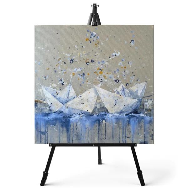 Rankų darbo paveikslas "Kelionė kartu" ant molberto – originalus akrilo kūrinys su popieriniais laivais, 50x50x3,5 cm, lietuvių dailininko darbas