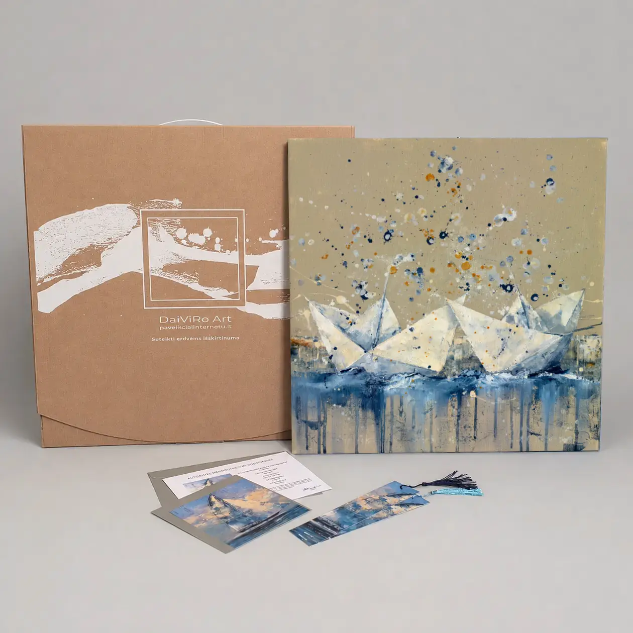 „Kelionė kartu“ giclée reprodukcija paruošta dovanoti DaiViRo Art dėžutėje Reprodukcija šalia dovanų dėžutės su sertifikatu ir skirtukais
